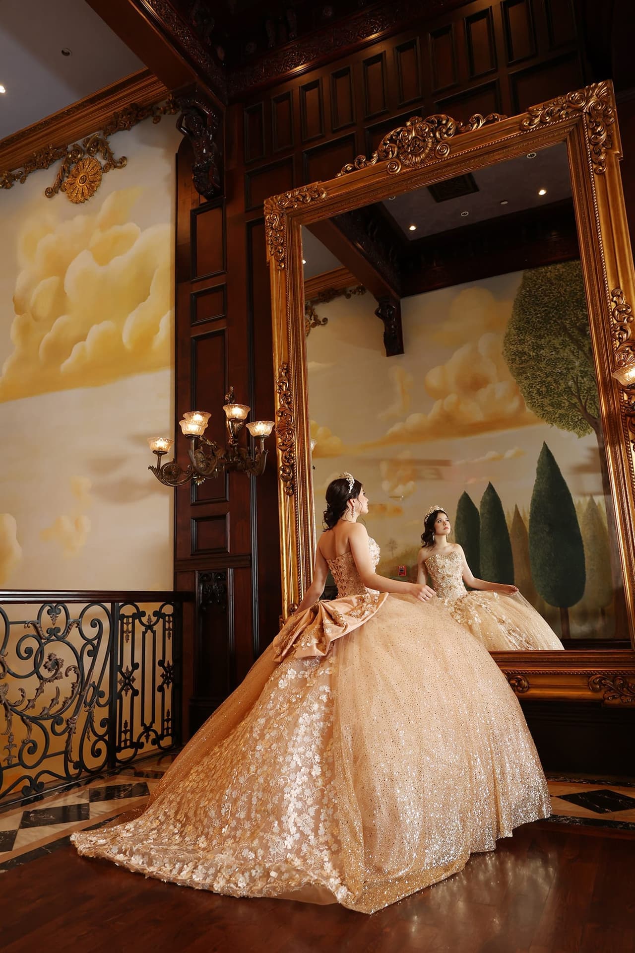 Peinados de quinceañera que aguantan la sesión de fotos: estudio, exterior y corona