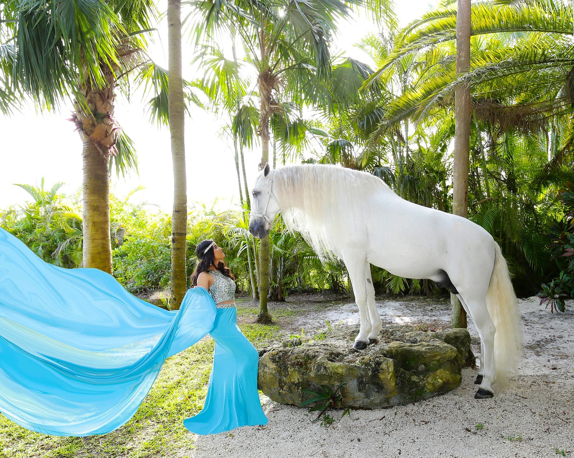Quinceañera con caballo blanco en Miami
