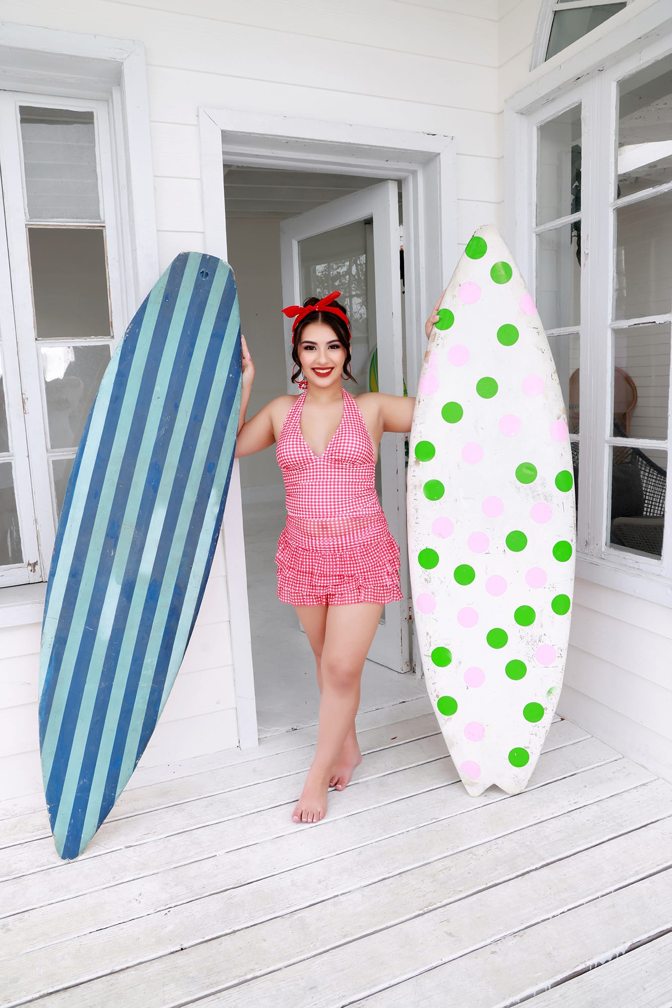 Quinceañera posando con una tabla de surf junto a una <a href=