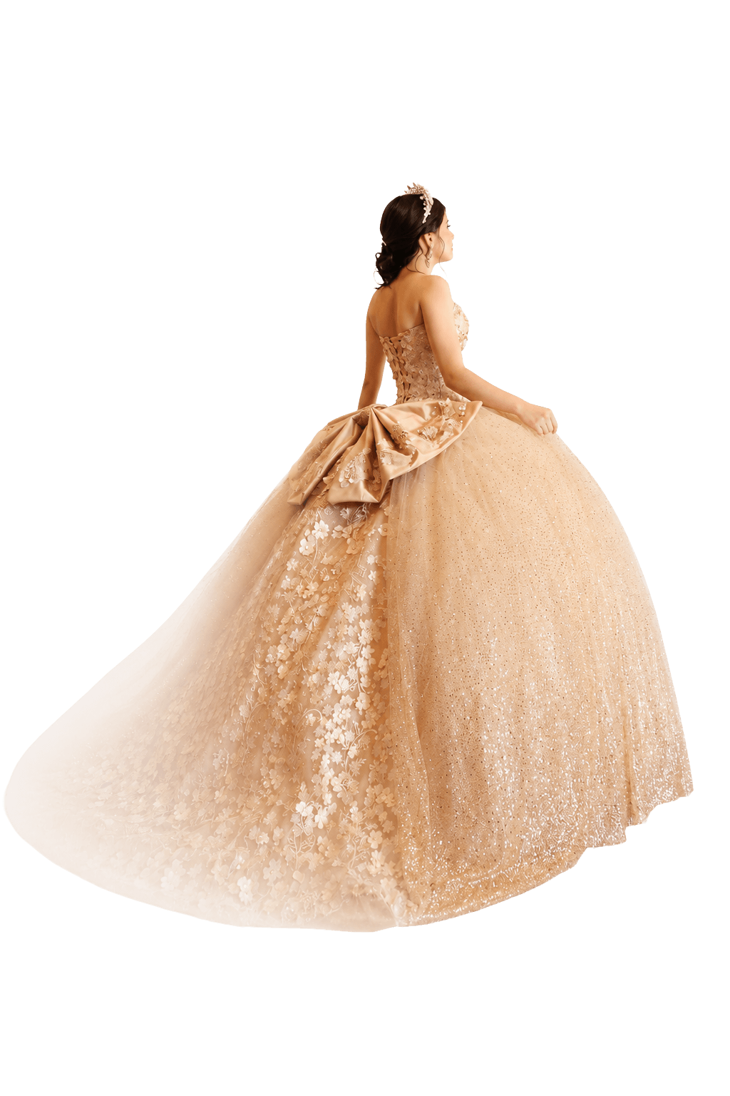 Primer plano artístico de un vestido de quinceañera dorado mostrando bordado detallado bajo una iluminación elegante