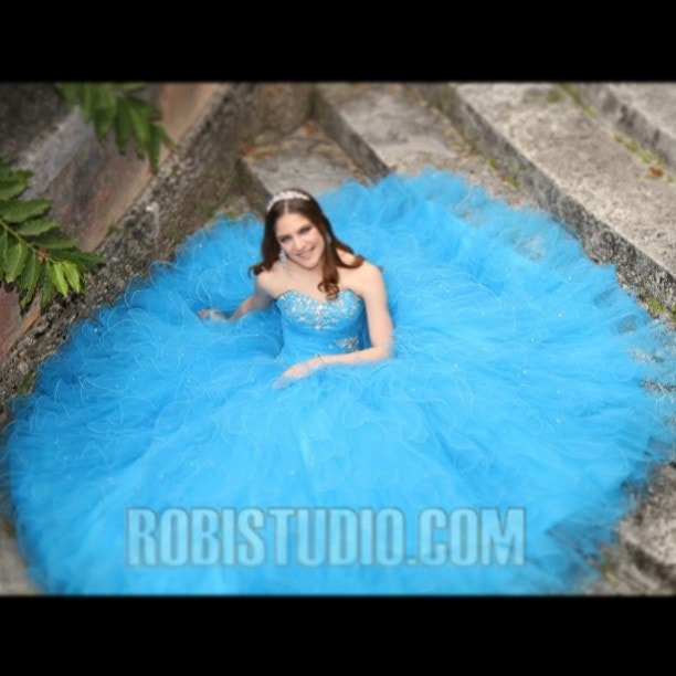 Quinceañera con vestido de gala - Robi's Photo Studio