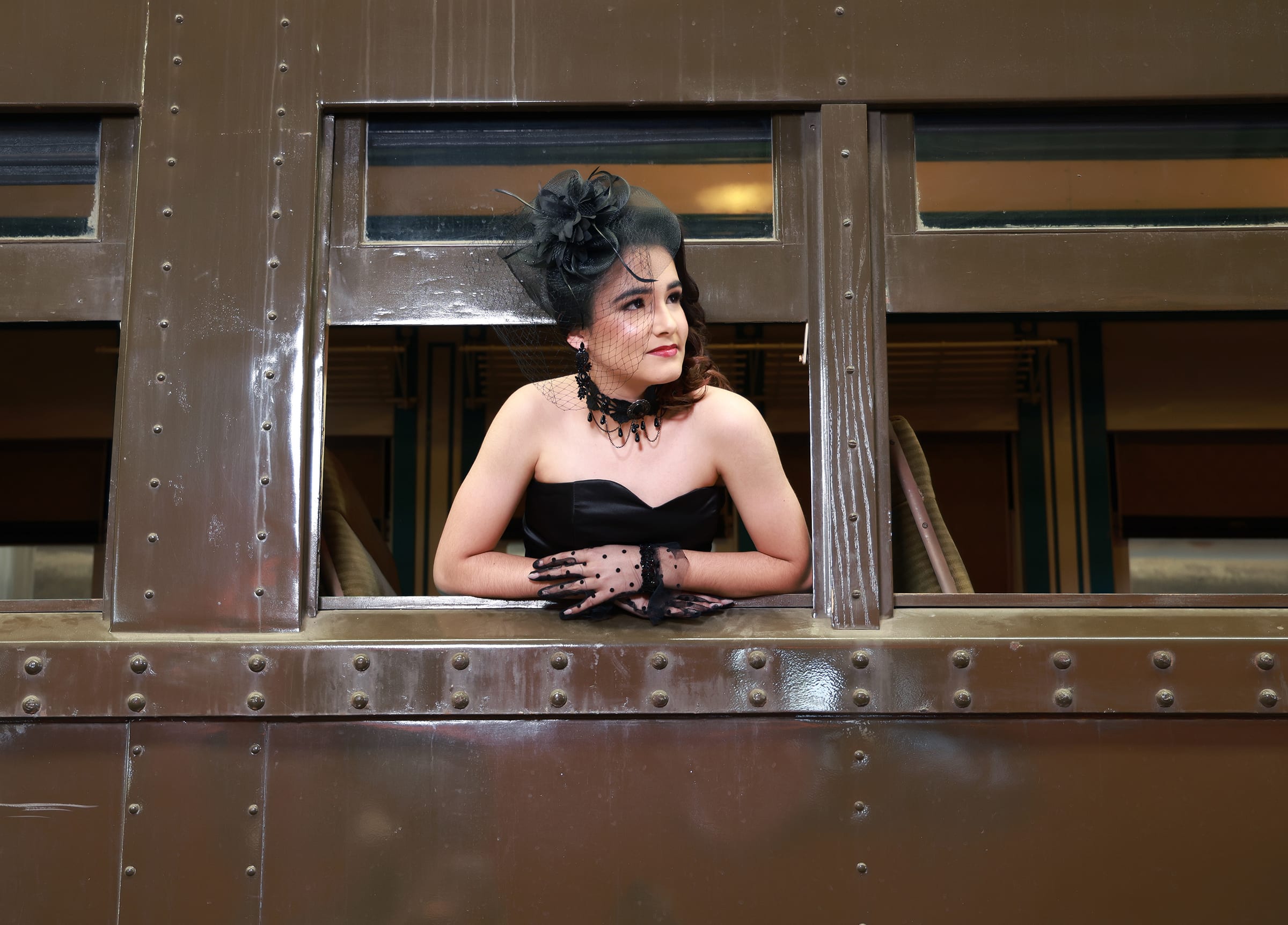 Sesión de quinceañera en Gold Coast Railroad Museum - Robi's Photo Studio