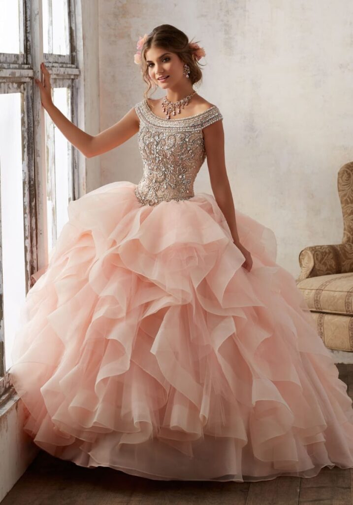 Vestido de 15 años, color blanco, estilo ballgown — Robi's Photo Studio, Miami