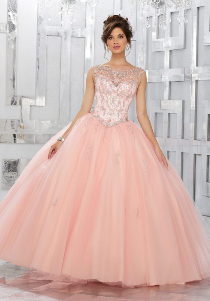 Vestido de 15 años, color blanco, estilo ballgown — Robi's Photo Studio, Miami
